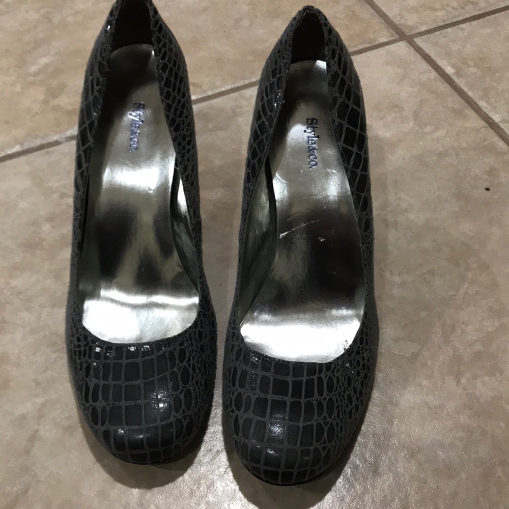 Grey tile dressy shoe size 7